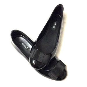Ecco black bow pumps - unworn shiny patent leather